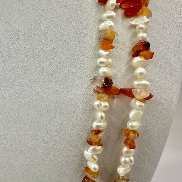 Carnelian and fresh water pearl long necklace - Picture 6 of 10